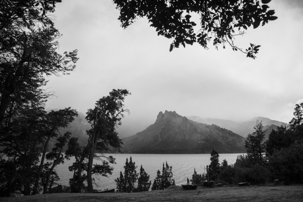 Fotografía en Blanco y Negro del Lago Meliquina, Patagonia, Argentina.