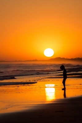 Niña en la playa al atardecer. Canelones, Uruguay.