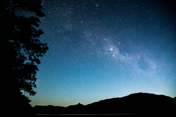 Fotografía Nocturna de la Vía Láctea en San Martín de los Andes, Patagonia, Argentina. Hora Azul / Blue Hour.